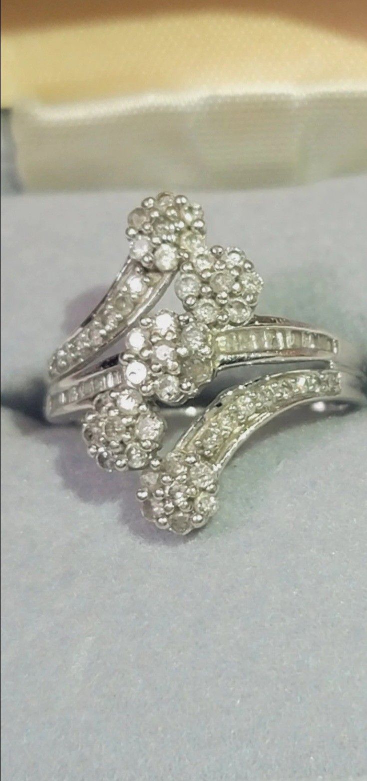 Beautiful 10K White Gold Diamond Cluster
Really Beautiful , size 8