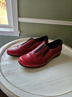Munro red leather shoes (size 8.5)