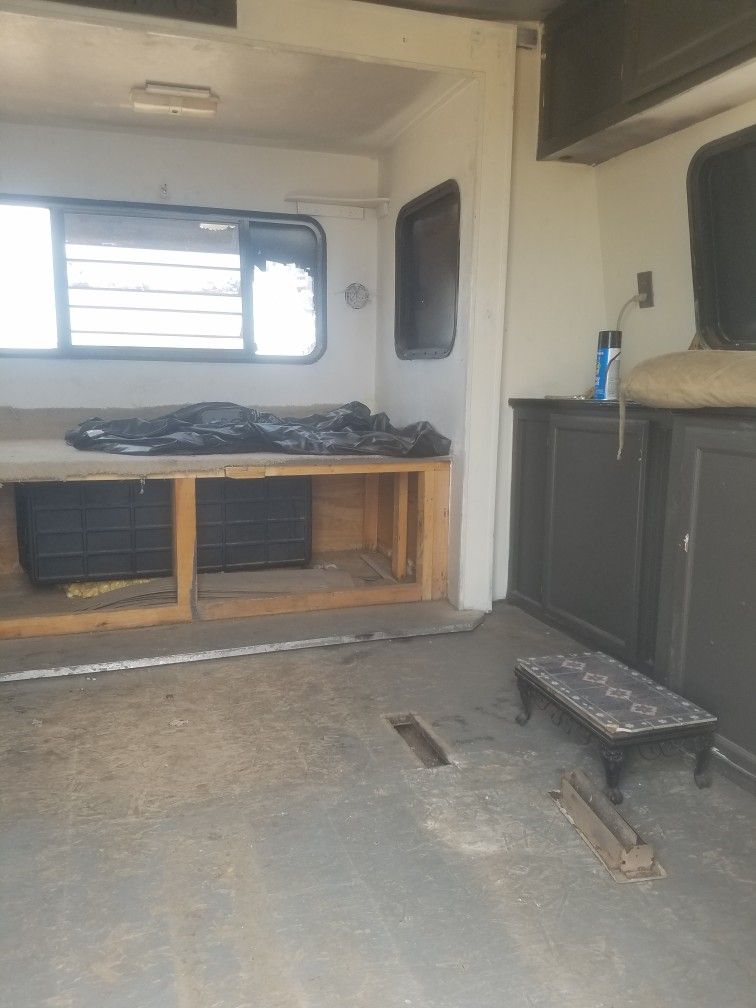 1995 Komfort 28 ft travel trailer