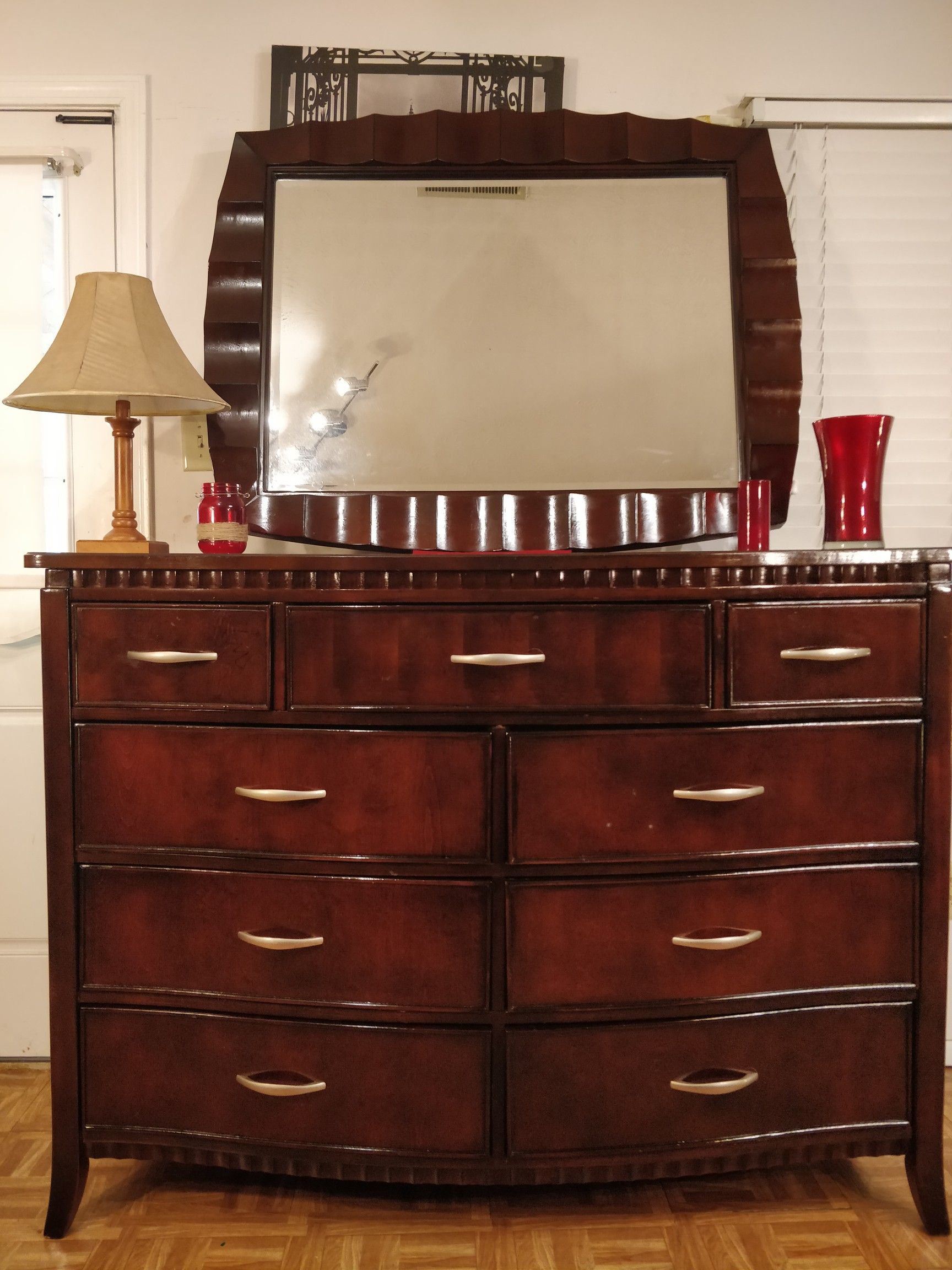 Like new modern solid wood big AMERICAN SIGNATURE dresser/ TV stand with mirror and 9 drawers in great condition, all drawers sliding smoothly, 5"