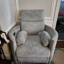 Power Reclining Chair - Smelly But So Comfy