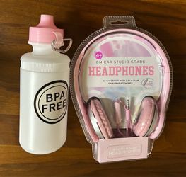 Kid’s headphones will microphone and water bottle