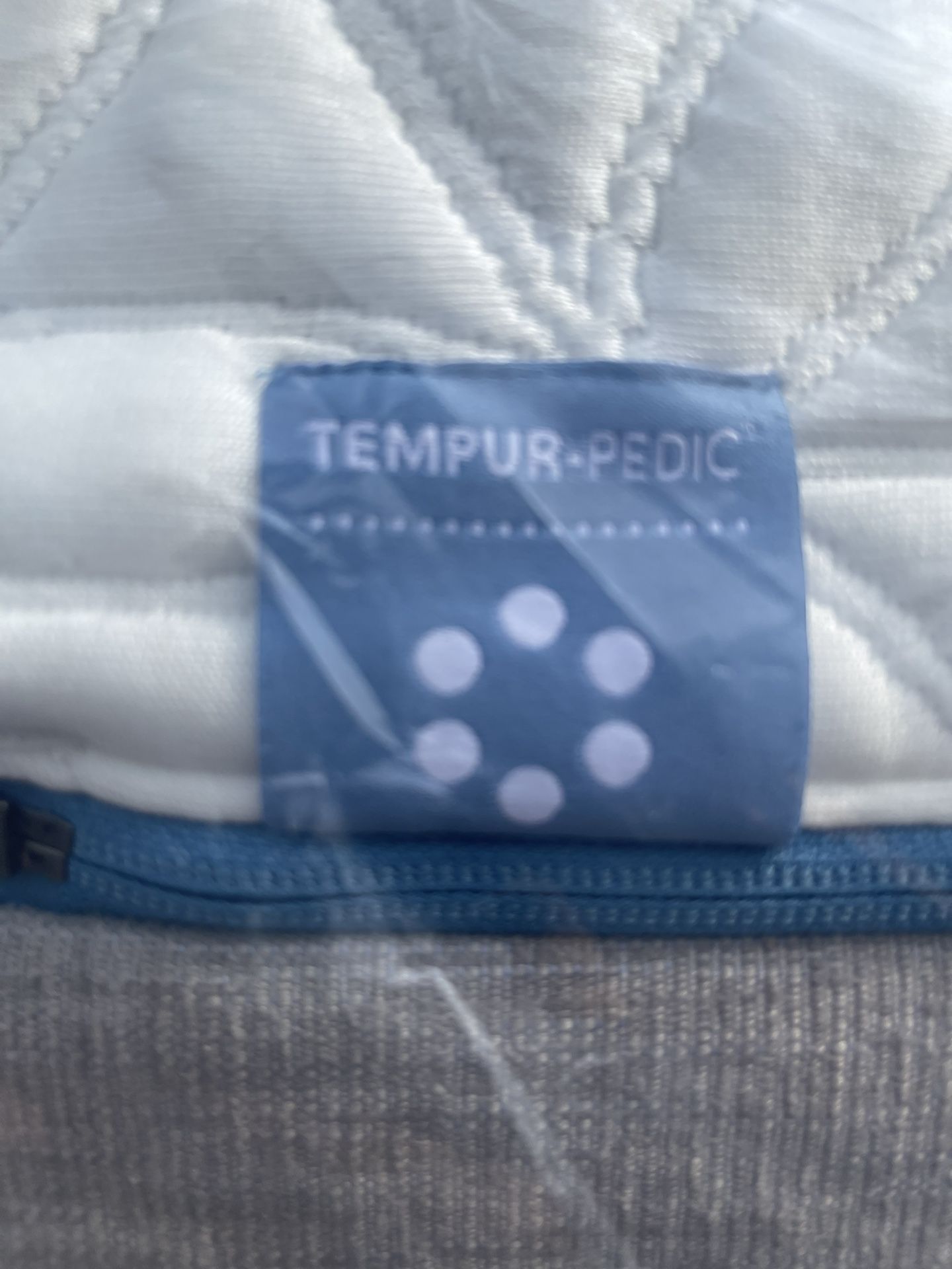 ****Special rare deal*** CALIFORNIA KING Adjustable bed frame fully loaded and California king Tempurpedic Cloud supreme all new