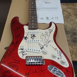 FENDER SQUIER STRAT MULTI SIGNED PATTI LABELLE BOZ SCAGGS KY-MANI MARLEY. MULTI SIGNATURES . NAYO JONES , MARIO MEADOWS , SAHNAS BROTHERS , BRIAN CULB