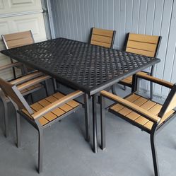 Outdoor patio table and 6 chairs