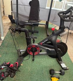 Peloton great condition! Shoot me offers