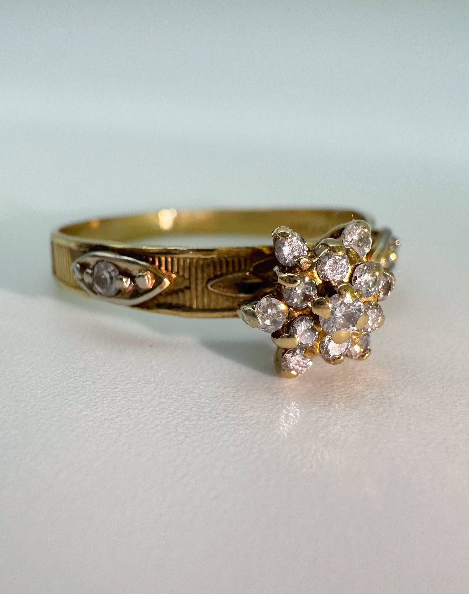 10k solid yellow gold Vintage 0.5CTW natural diamond flower cocktail ring size 7.5