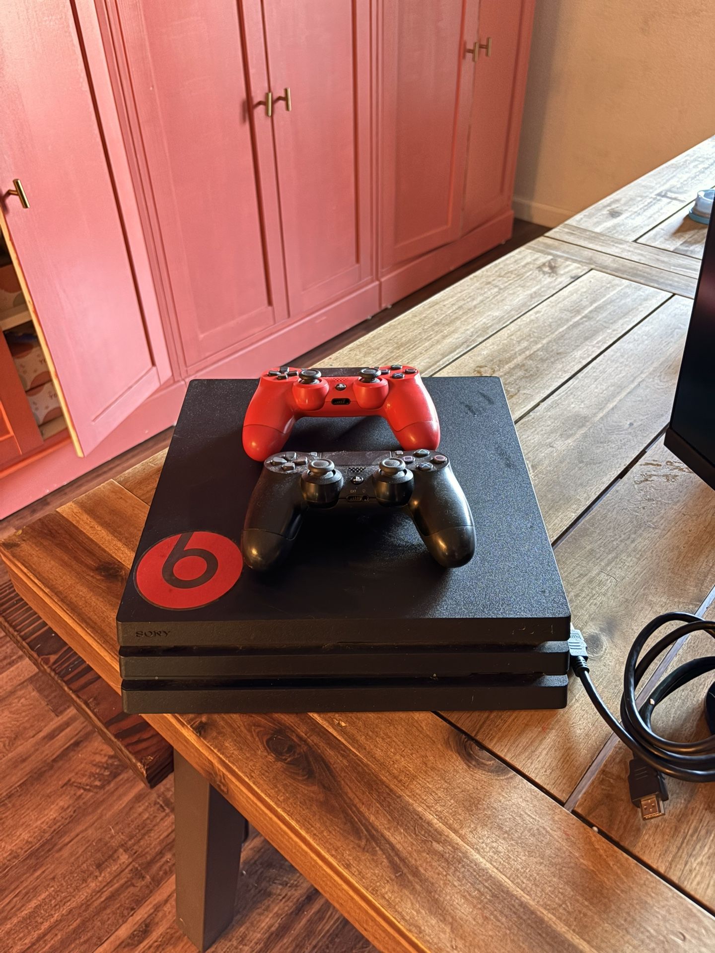PS4 Pro (1TB) + 2 Dualshock controllers