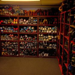 250 pieces MEN/WOMEN Brand Name/DESIGNER Clothes / Shoes MSRP $11,000