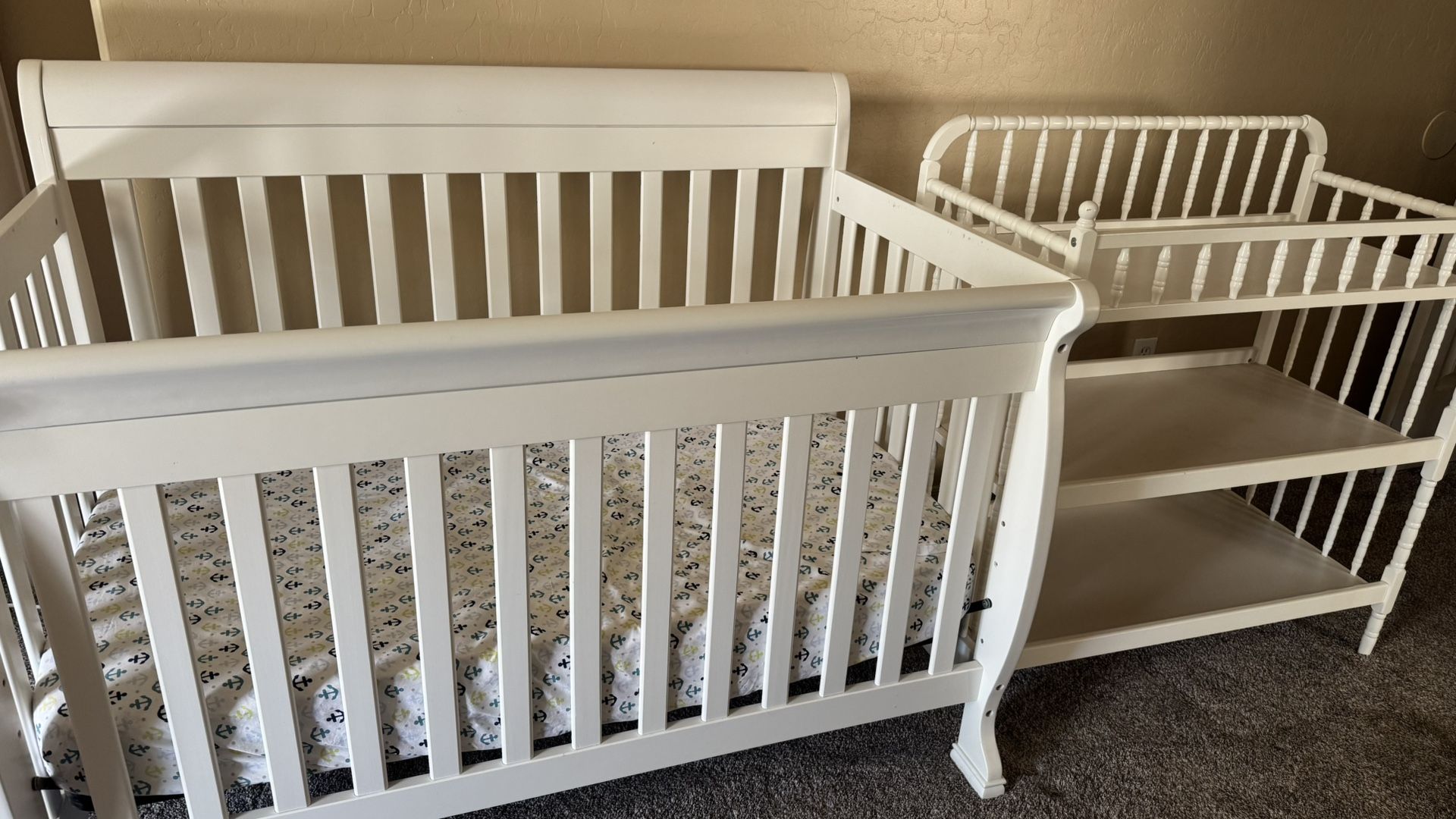 DaVinci Kalani 4-in-1 Convertible Crib in White & Changing table