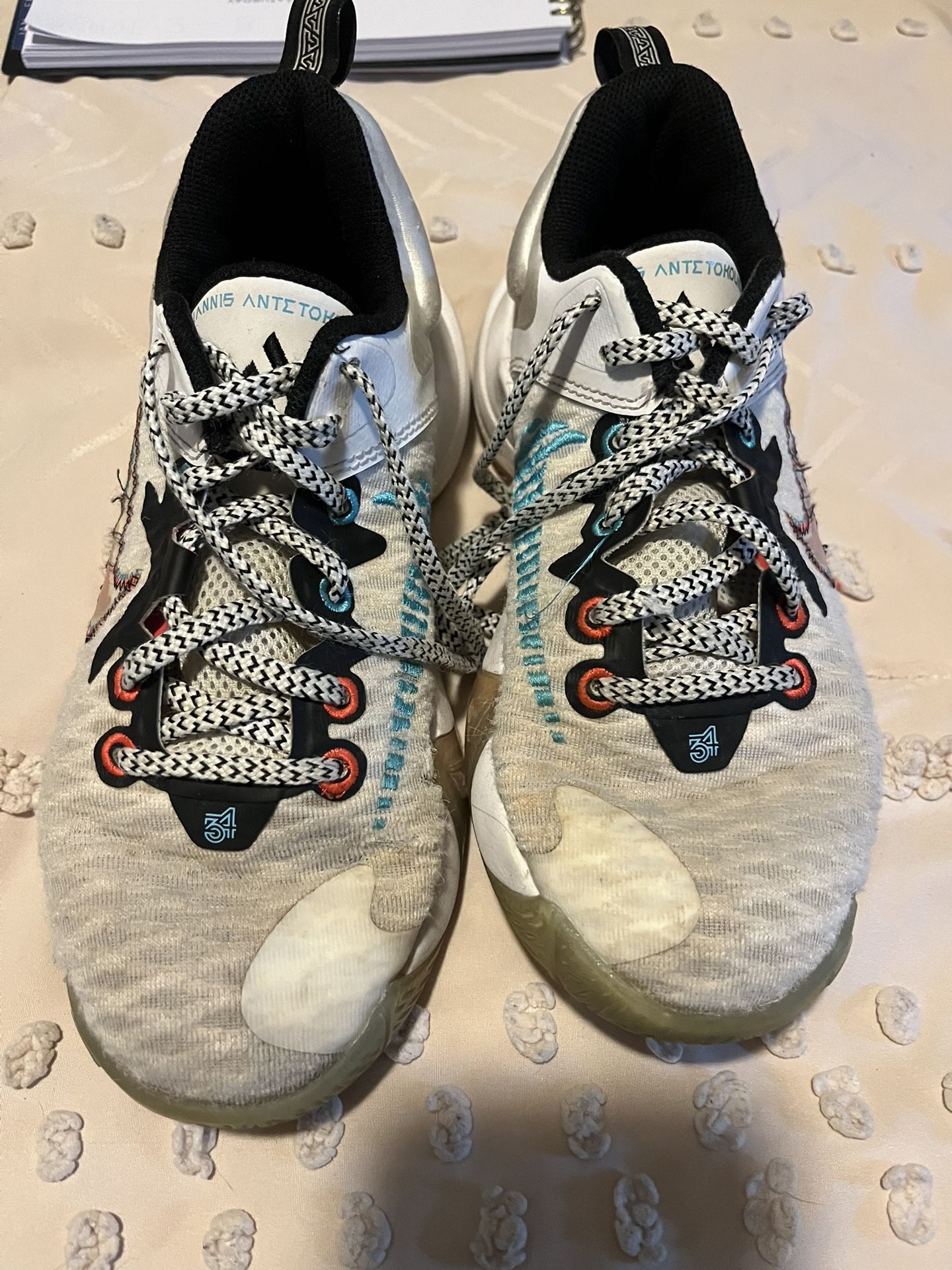 Nike Giann White Ivory Basketball Shoes Sz 4Y