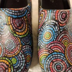 Sz 10 Croc Neria Pro II Psychedelic Color Print Nurse Shoes