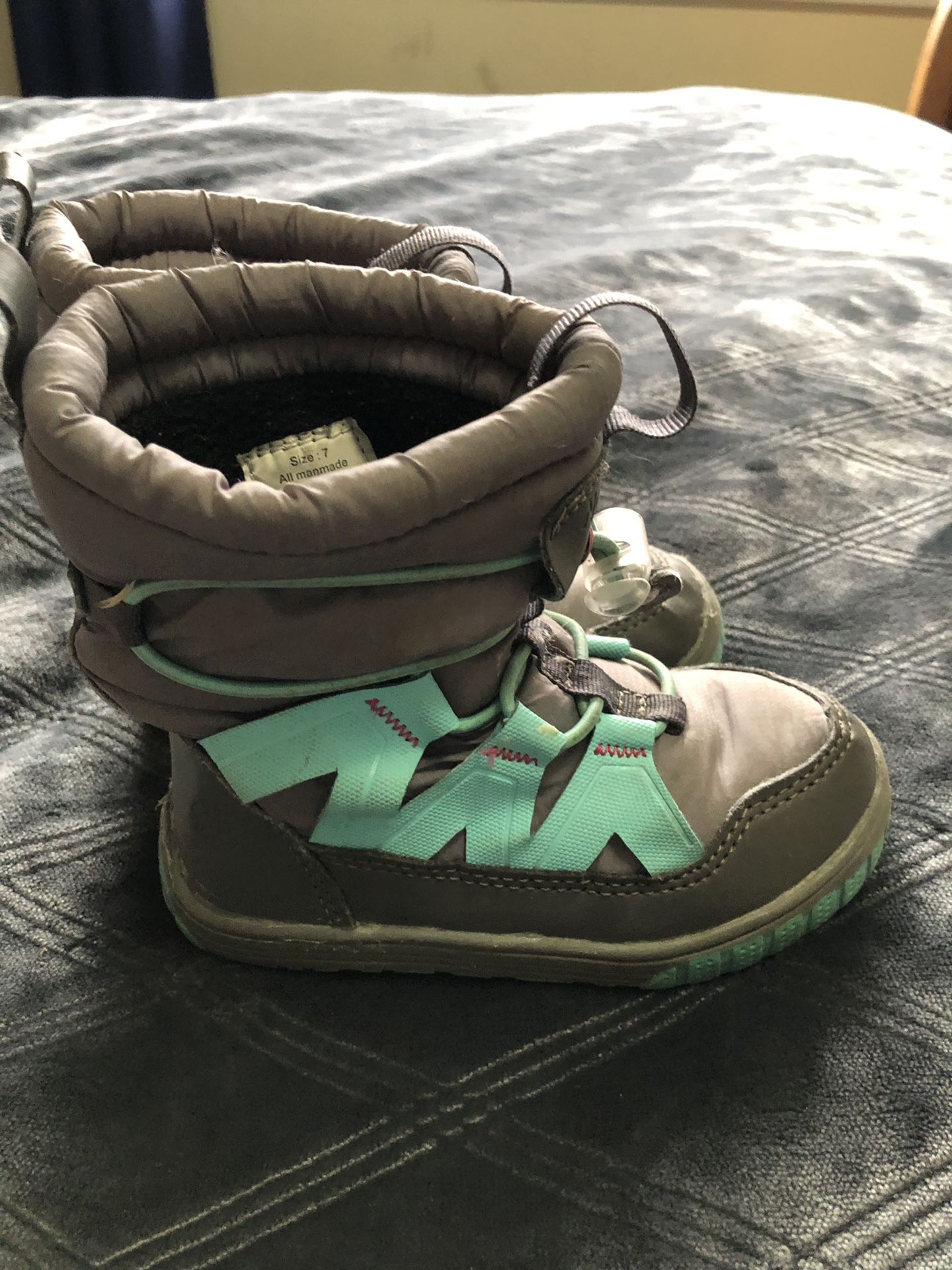 Little girls snow boots. Size 7.