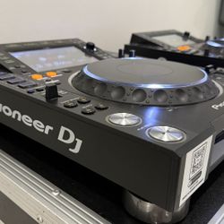 Pioneer Cdj 2000 NXS2 Media Players + Road Case