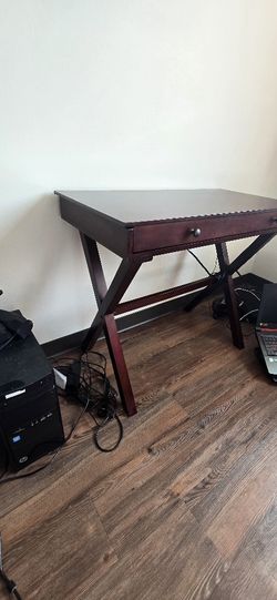 Lift Desk With Cool Features 
