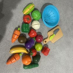 Pretend & Play Sliceable Fruits & Veggies Set
