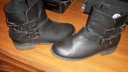 Girls/Womens Black Boots w/buckles 5 1/2 (5.5) Worn once on Halloween
