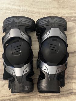 EVS Axis Pro Knee Brace (Pair)