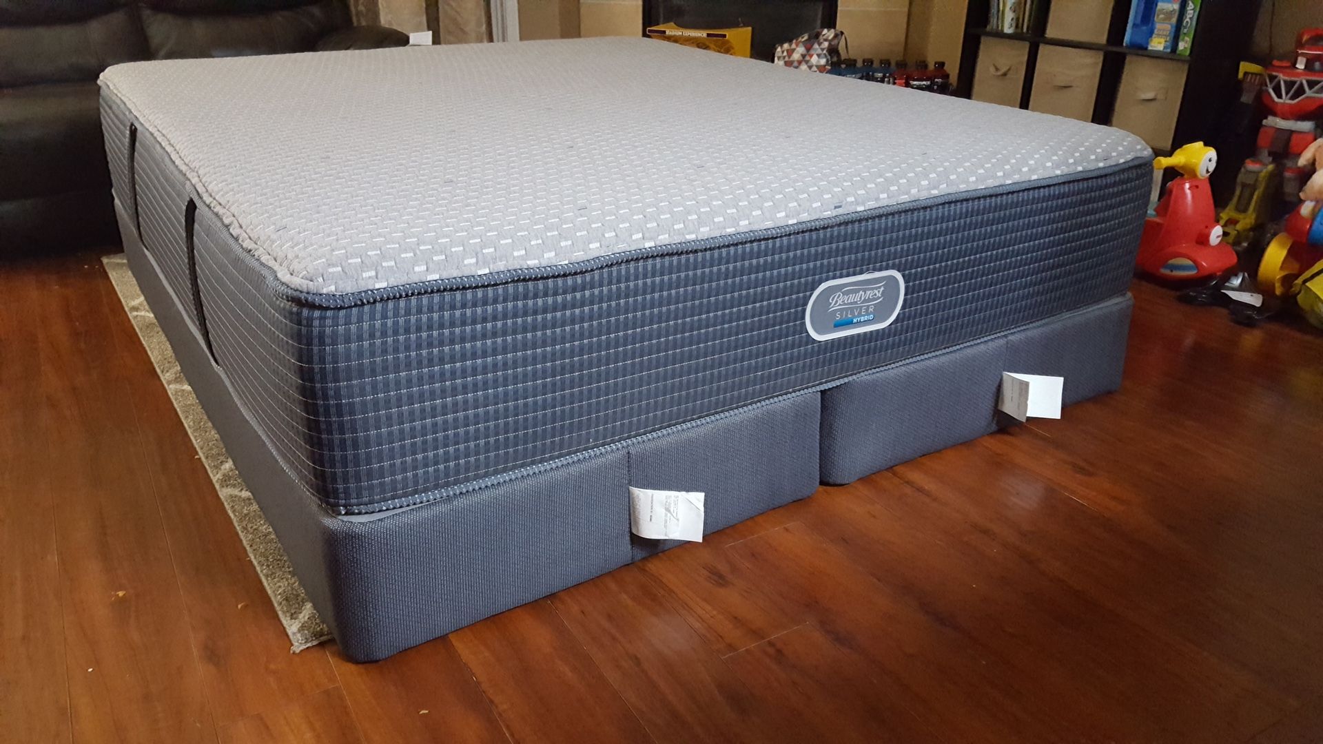 California King Size Bed ! Cal King Bed ! Simmons beautyrest Salinas Silver Hybrid Plush cal king mattress and Box spring set ! Free delivery