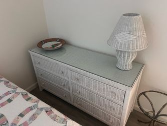Wicker bedroom set w/queen headboard