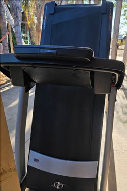 NordicTrack C 900 Treadmill + Thick Protective Floor Mat - Excellent Condition