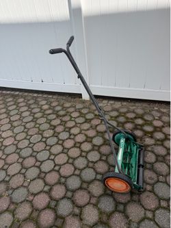 Manual walk behind push reel lawn mower