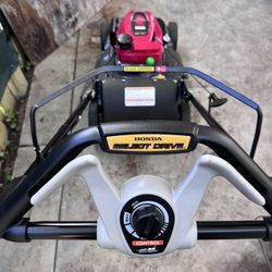 BRAND NEW LAWNMOWER HONDA HRX-217 /200cc  THE LAWNMOWER IS SELF PROPELLED. NEVER HAD GASOLINE OR OIL IN ENGINE (a bottle of engine oil comes with it) 
