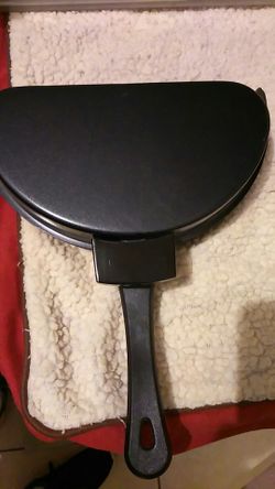 Nonstick omlette pan with 3 egg holder