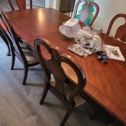 Dinning Room Table And Chair Set. 