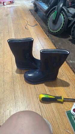 Boys rain boots size 9/10
