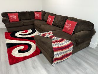 ASHLEY FURNITURE Chocolate Sectional Sofa. I’m great Condition. (DELIVERY AVAILABLE)…