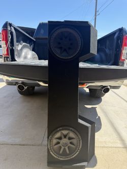 2 Kicker Subs 12s Comp VR With Box For Ram 1500