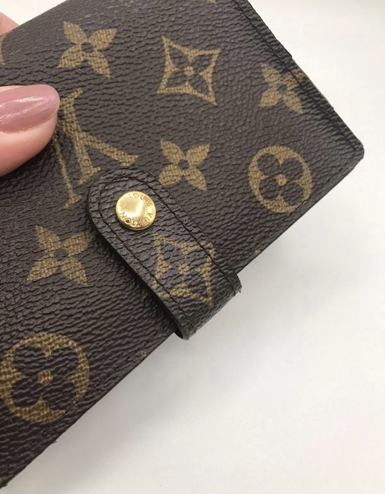 CLEARANCE SALE ‼️ AuthenticLouis Vuitton short kisslock wallet in