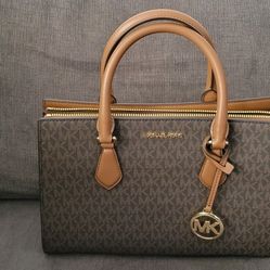 Michael Kors Medium Sheila Handbag BRAND NEW