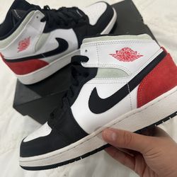 Jordan 1 Mid Size 6.5y