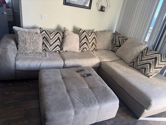 Spacious Sectional with Matching Pillows ā $500 | $550 with Ottoman OBO