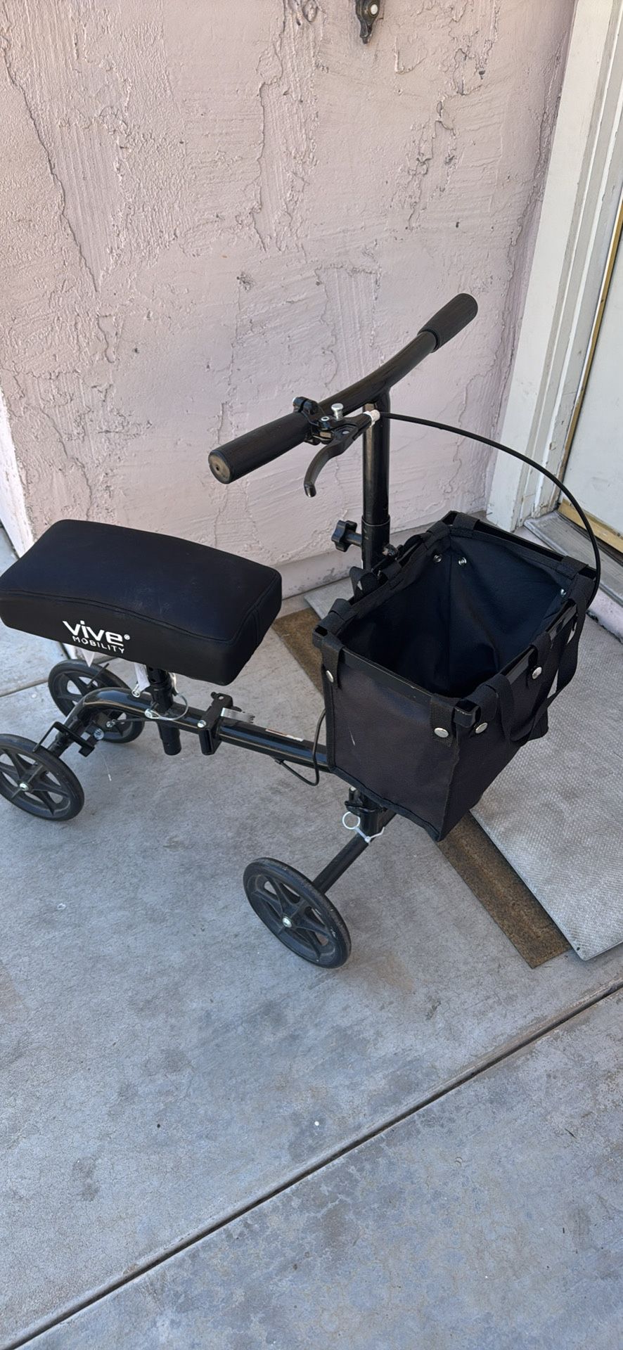 Knee Scooter With Knee Pad