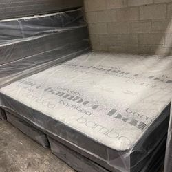 MATTRESS NEW KING SIZE PLUSH AND BOX SPRING-2PCS-OFFER DELIVERY 