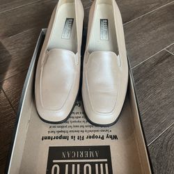 Munro Charlotte Leather Pumps, Oyster Pearlized Color, New, Size 6 1/2, Medium