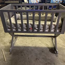 Baby rocking bassinet