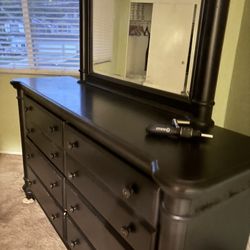 Modern 2-piece Solid Wood Dresser and Mirror Set