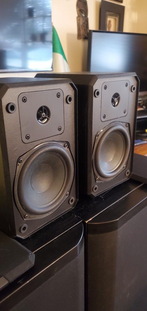 Boston Acoustics HD5v – Small Bookshelf Speakers, Big Detail for Budget Systems