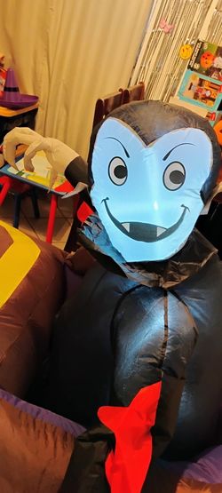 Big Halloween Inflatable Vampire With Coffin