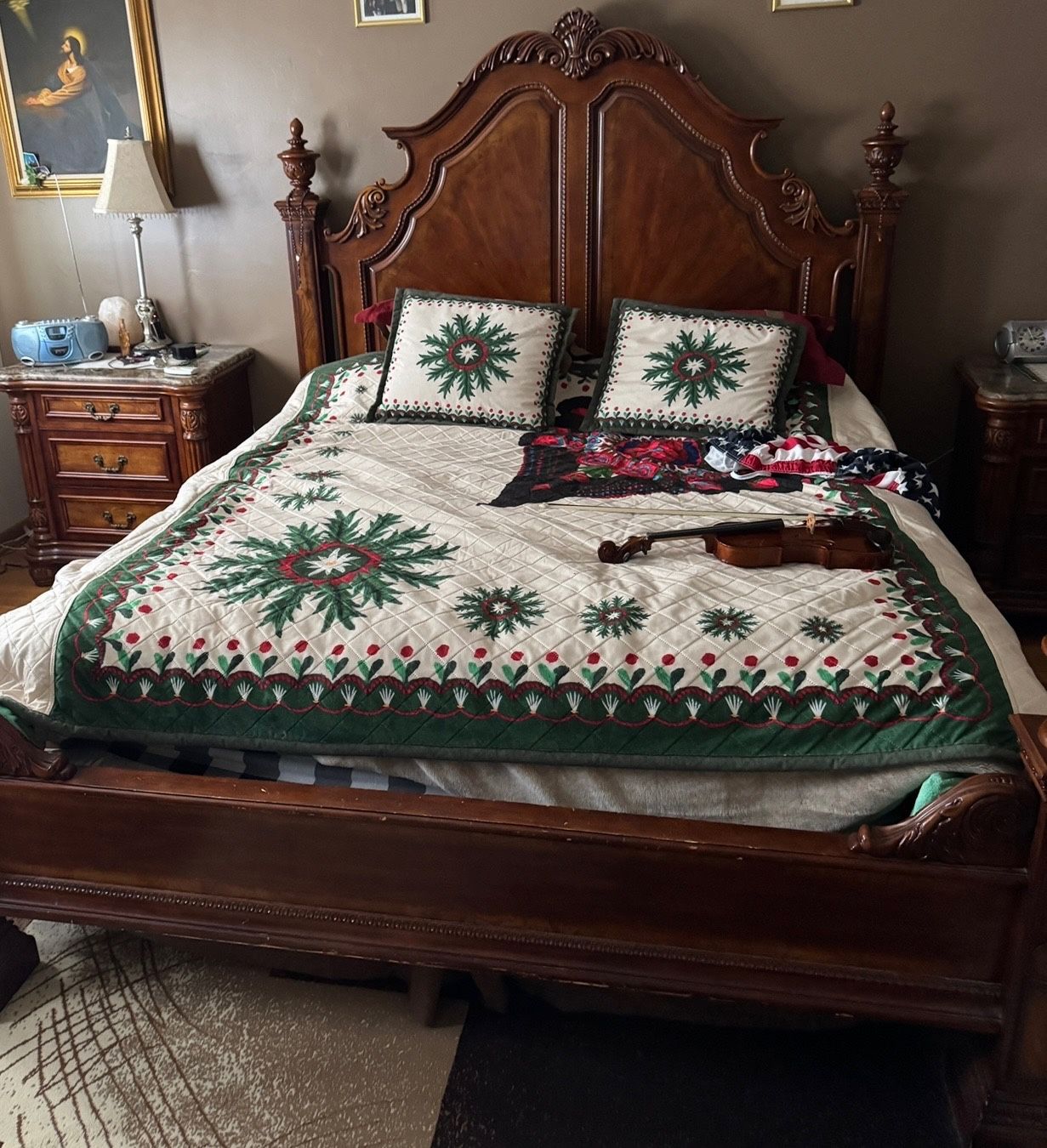 King Bed Room Set With Lots Of Extra Extras Awesome Condition