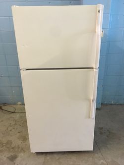 White 18 Cubic Foot Refrigerator With Ice Maker