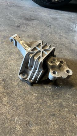 Dodge / Chrysler Engine Mount 68171877AC
