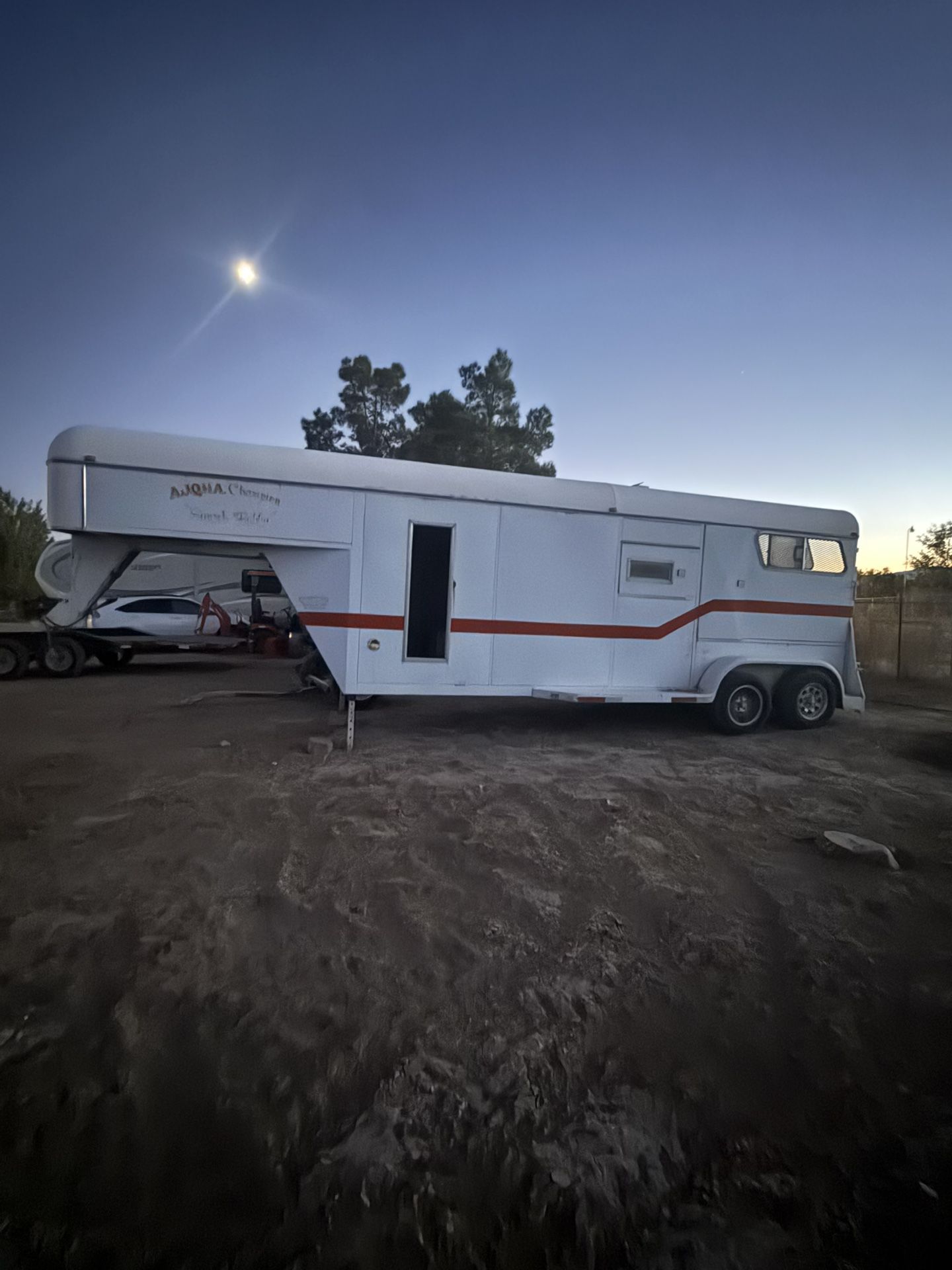 Gooseneck Horse Trailer -sland Load