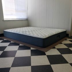 Queen size mattress - can DELIVER almost anywhere for $20 extra - gently used and in LIKE NEW condition 😍
