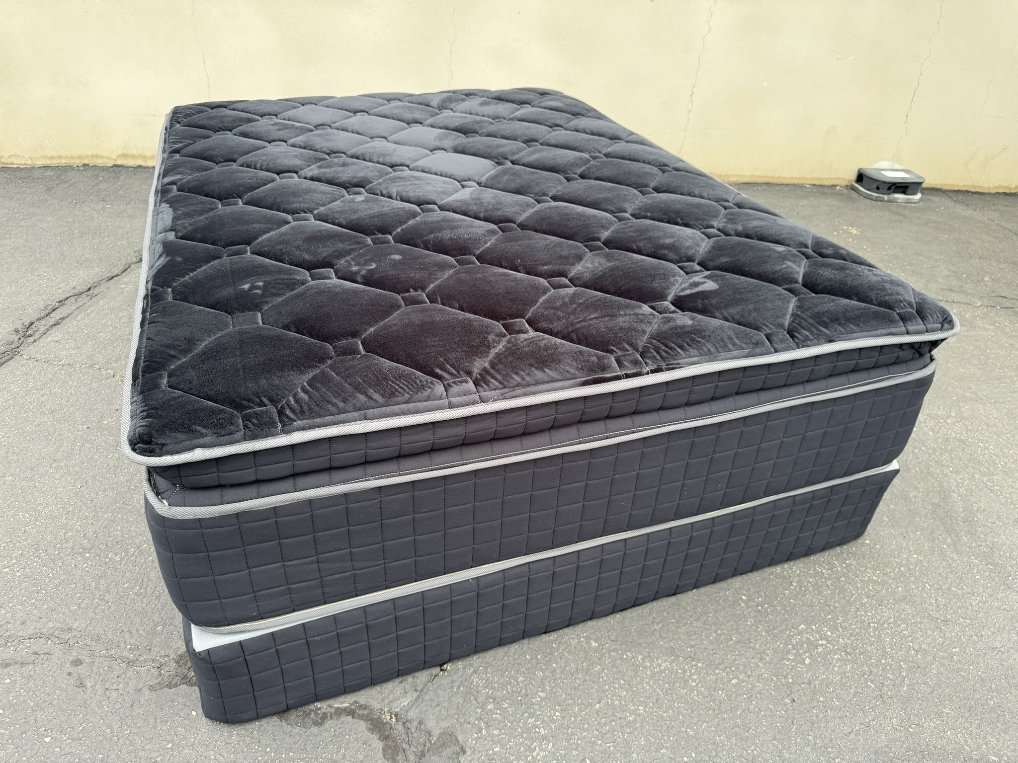 14” Queen Midnight Collection Hybrid Pillow Top Mattress!