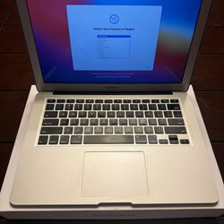 MacBook Air 2014 (13-inch) w/ Original Box and Apple Charger 